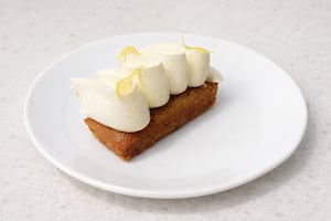 Financiers de frambuesas con crema de limón