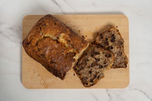 Budín de banana, nueces y chips de chocolate