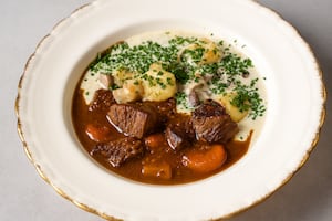 Estofado de carne con papas y crema de hongos