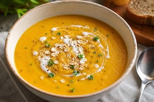 Sopa cremosa de zapallo, zanahoria y avena