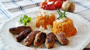 Cevapi, salchichas bosnias a la parrilla