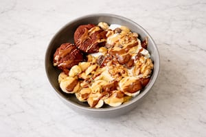 Bol de yogur, trufas proteicas y banana