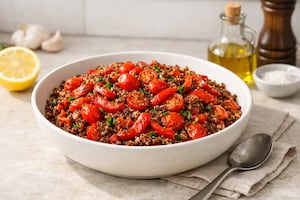 Ensalada de quinoa roja, morrón y tomates asados