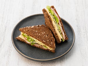 Sándwich integral de hummus y vegetales