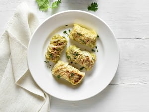 Niños envueltos rellenos de carne con salsa de yogur