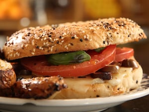 Bagel caprese