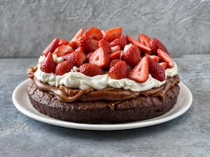 Marquise de chocolate con frutillas