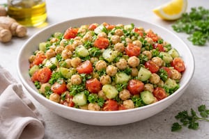 Ensalada de garbanzos, pepino y tomate