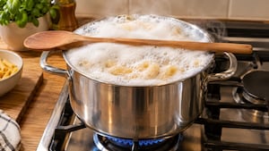 Por qué conviene colocar una cuchara de madera sobre tu olla al cocinar