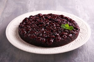 Torta invertida de cerezas y chocolate