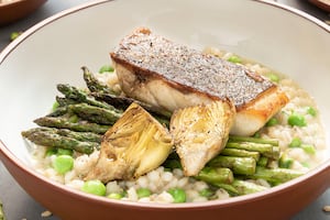 Falso risotto de cebada con verdes y chernia