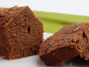 Budín de nuez con praliné de maní