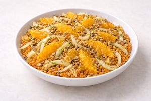 Ensalada hidratante de lentejas, hinojo y naranjas