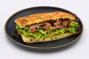 Sándwich de carne y vegetales asados