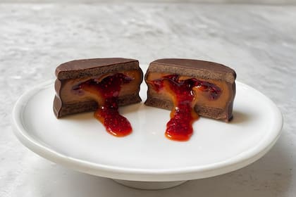 Alfajores de dulce de leche con corazón de frambuesa