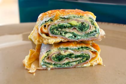 Arrollado de queso, jamón, espinaca y huevo