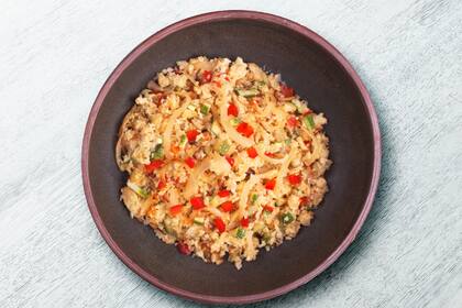Arroz de coliflor con verduras salteadas