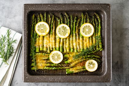 Recetas: Espárragos con parmesano, oliva y limón