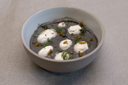 Berenjenas ahumadas, sésamo negro y yogur
