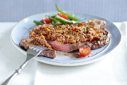 Bifes de chorizo con costra de tomates y hierbas