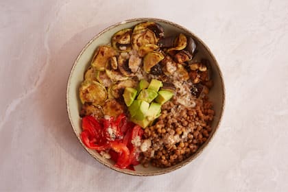 Buddha Bowl de legumbres y verduras asadas