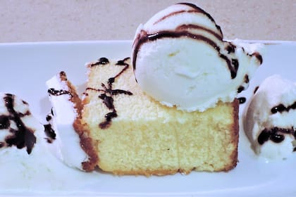 Budín de yogur, con helado.