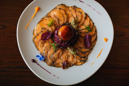 Carpaccio de truchón patagónico con tartar de remolachas