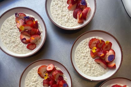 Cebada con frutillas y flores
