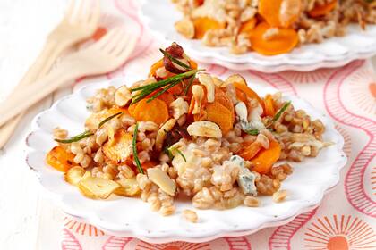 Cebada perlada con zanahorias y queso azul