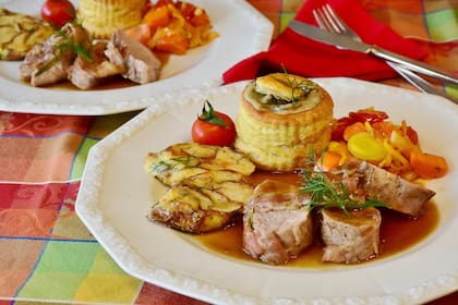 Cerdo con guarnición de Navidad