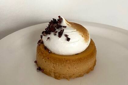 Cheesecake de dulce de leche, merengue y nibs de chocolate