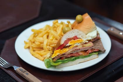 Chivito uruguayo