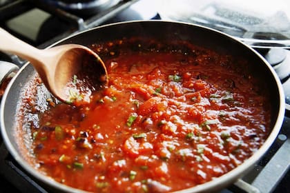 Cómo desactivar la acidez en la salsa de tomate