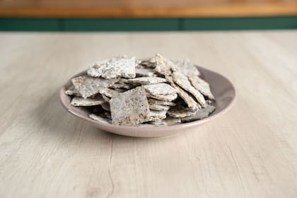 Crackers de semillas, coco y cúrcuma de Verónica Milione para Foodit