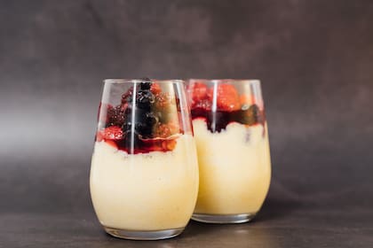 Crema de leche condensada, frutos rojos y almendras