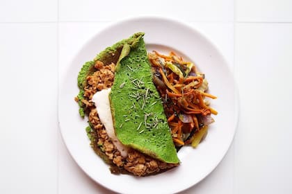 Crepes de harina de arvejas y kale rellenos con soja texturizada