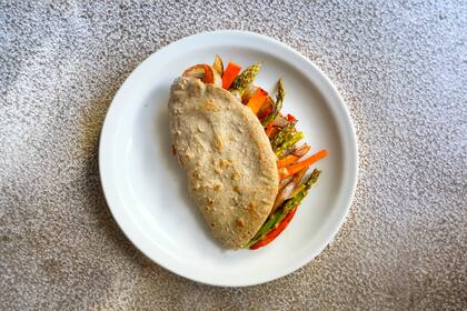 Crepes rellenos de vegetales y hummus