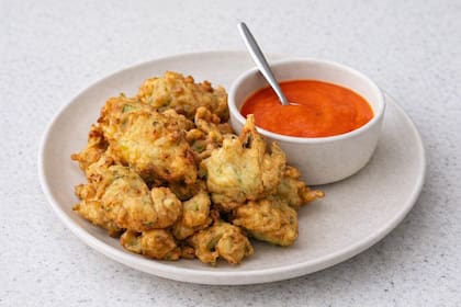 Croquetas de zucchini con salsa de morrón