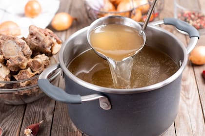 El caldo de huesos de pollo es ideal para el fortalecimiento del organismo