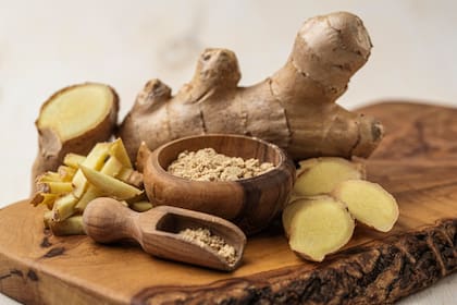 El jengibre tiene propiedades analgésicas, antipiréticas y antibacterianas.