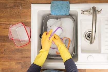 El truco para eliminar manchas de grasa en los recipientes