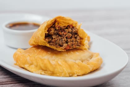 Empanadas de carne con chimichurri de ajo negro