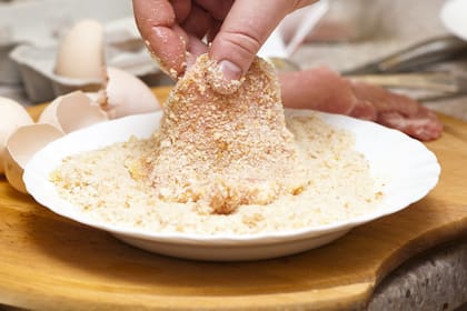 Empanar milanesa con pan rallado