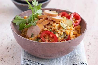 Ensalada colorida de lentejas con dressing de hierbas y curry