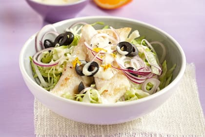 Ensalada con lechuga capuchina y dressing de naranja