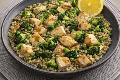 Ensalada de brócoli, arroz yamaní y pollo