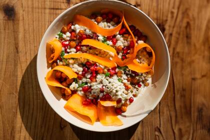 Ensalada de cebada, zanahorias y granada