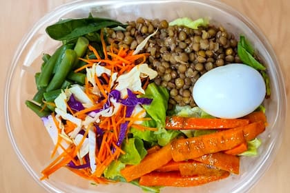Ensalada de lentejas, vegetales y huevo