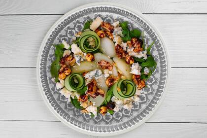 Ensalada de manzanas al vino, queso azul y nueces