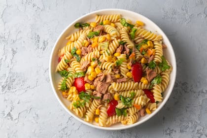 Ensalada de pasta, atún y vegetales